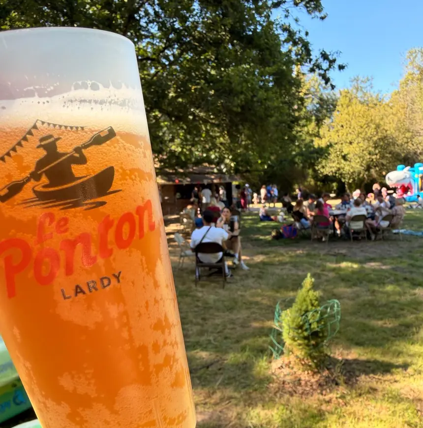 Une bière servie dans un gobelet sérigraphié Le Ponton
