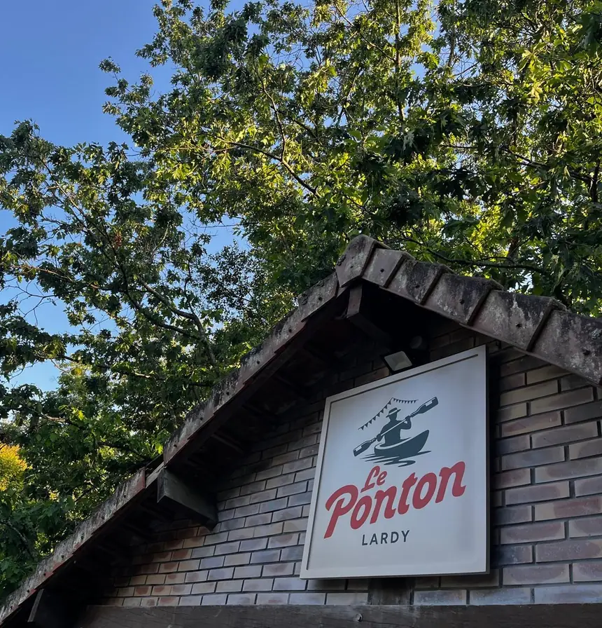 L'enseigne du Ponton sur la façade de la cabane