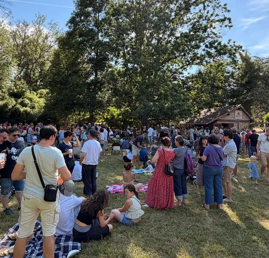 Le public rassemblé dans le parc devant la cabane