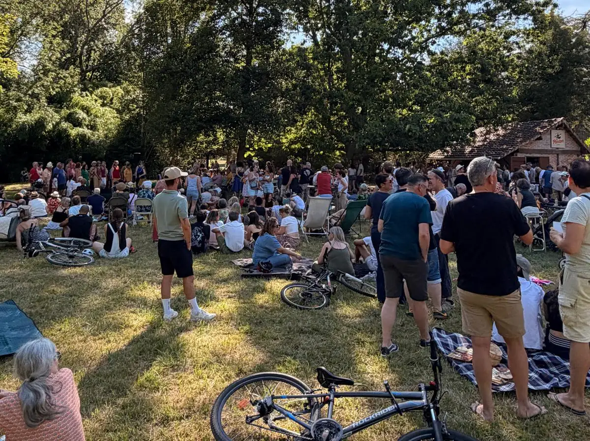 Le public installé sous les grands arbres du parc de Lardy un après-midi d'été