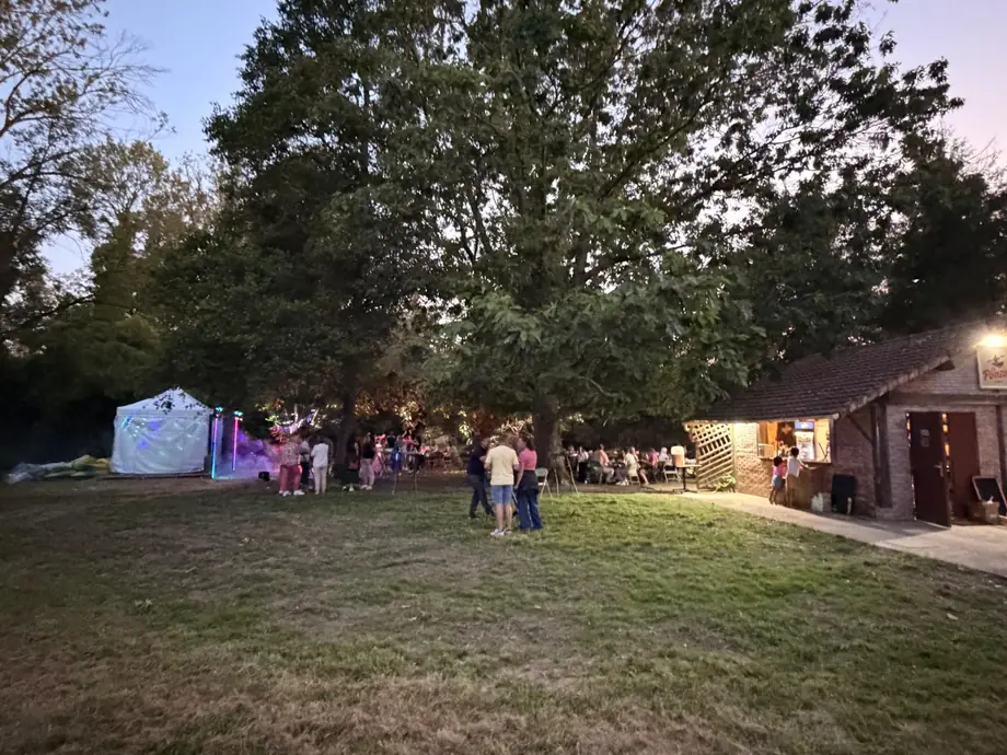 La guinguette à la tombée du jour, guirlandes allumées